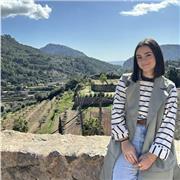 Profesora de matemáticas imparte clase a niños y niñas del nivel de Primaria